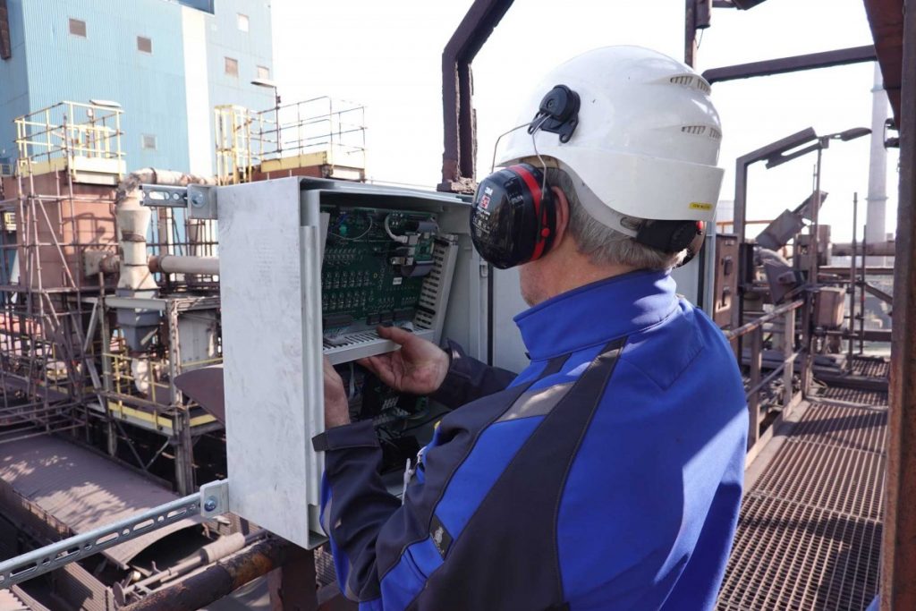 Installation of the uBridge vibration data collector in steel industry